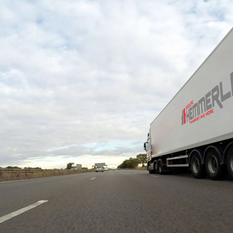 Camion de transport Hemmerlin sur autoroute